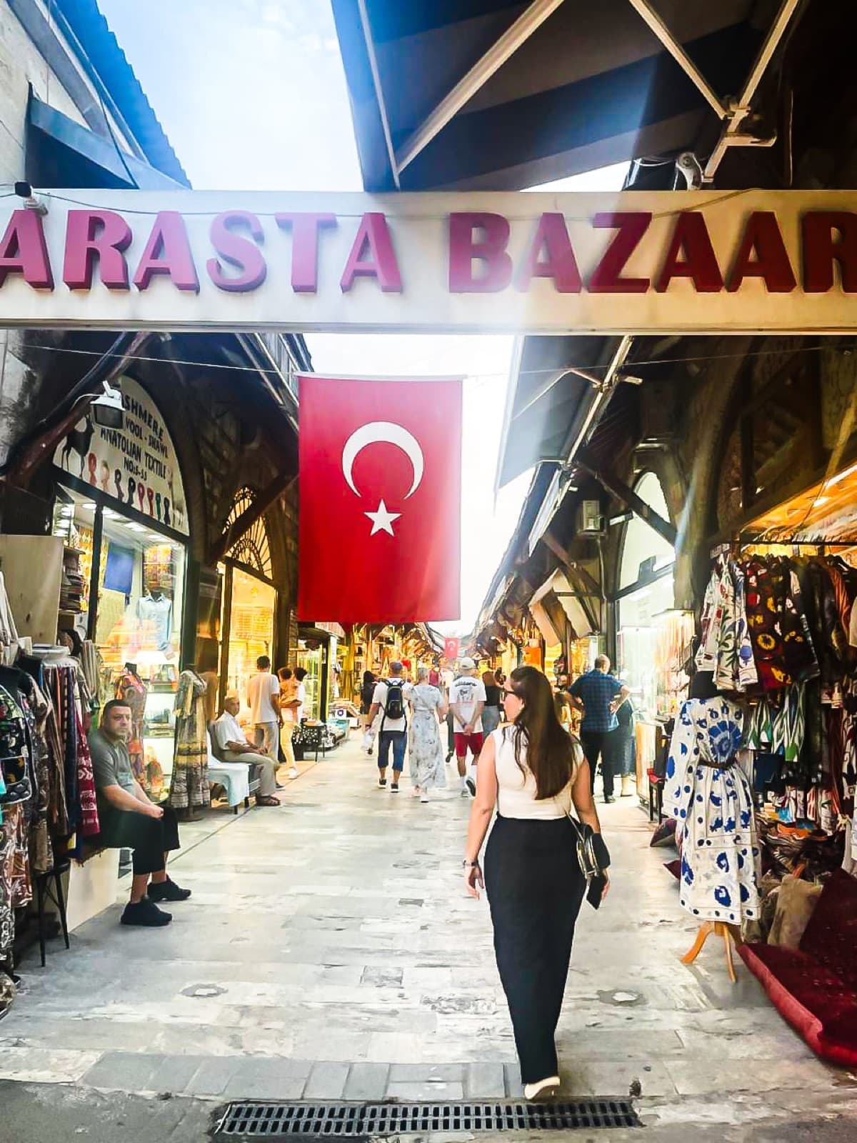 Izabela de Almeida em viagem de sourcing no Arasta Bazaar, em Istambul