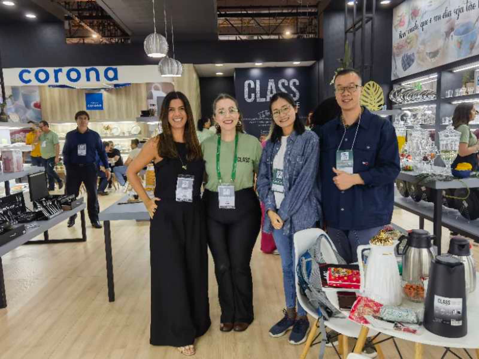 Equipe da SURE SOURCING em feira internacional de utilidades domésticas