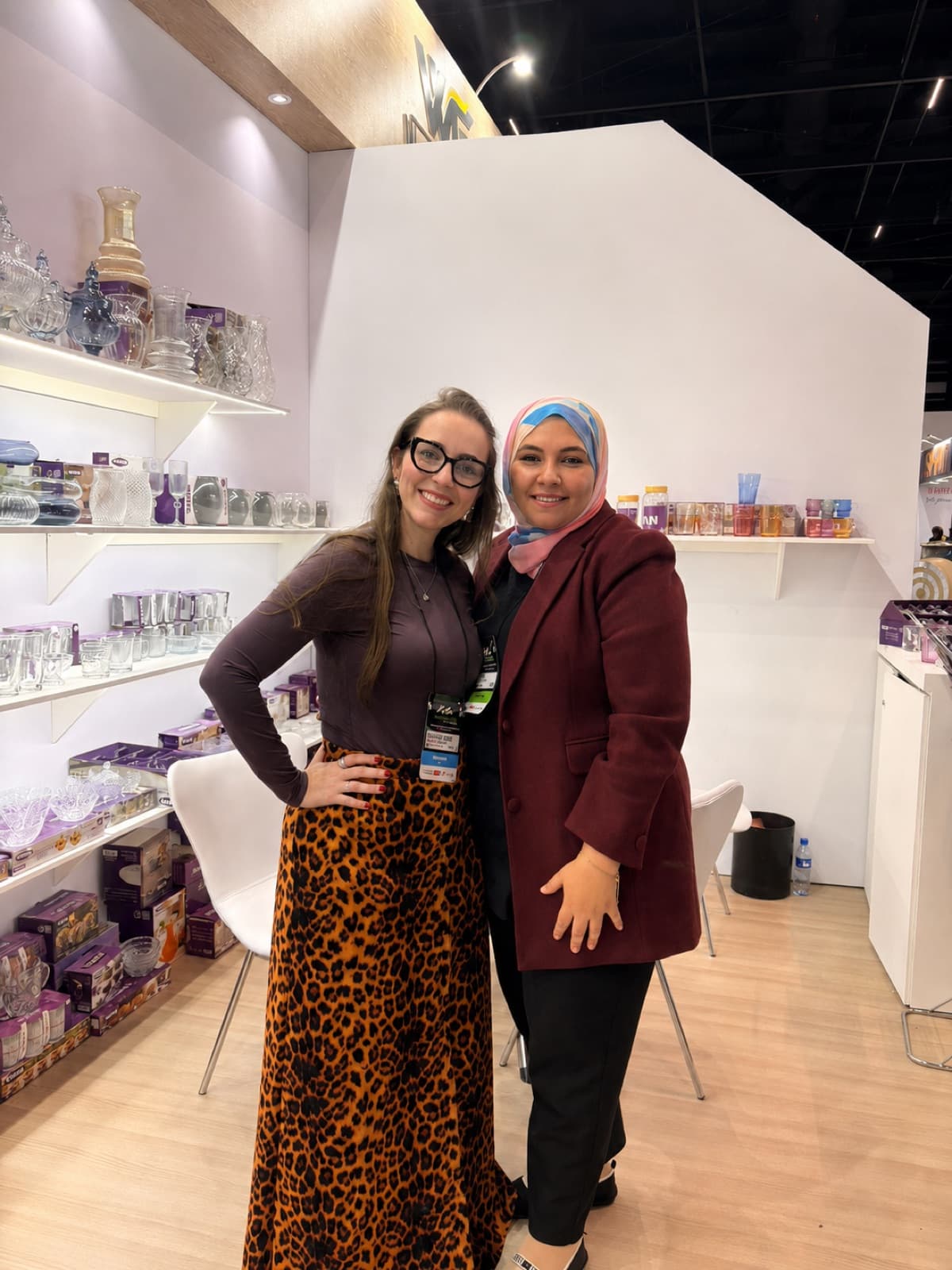 Izabela com fornecedora internacional em showroom de cristais