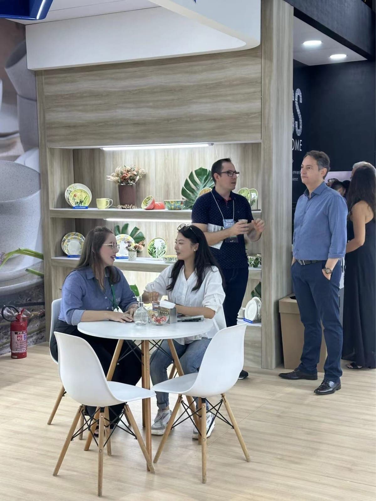 Reunião com fornecedor em showroom de louças e mesa posta