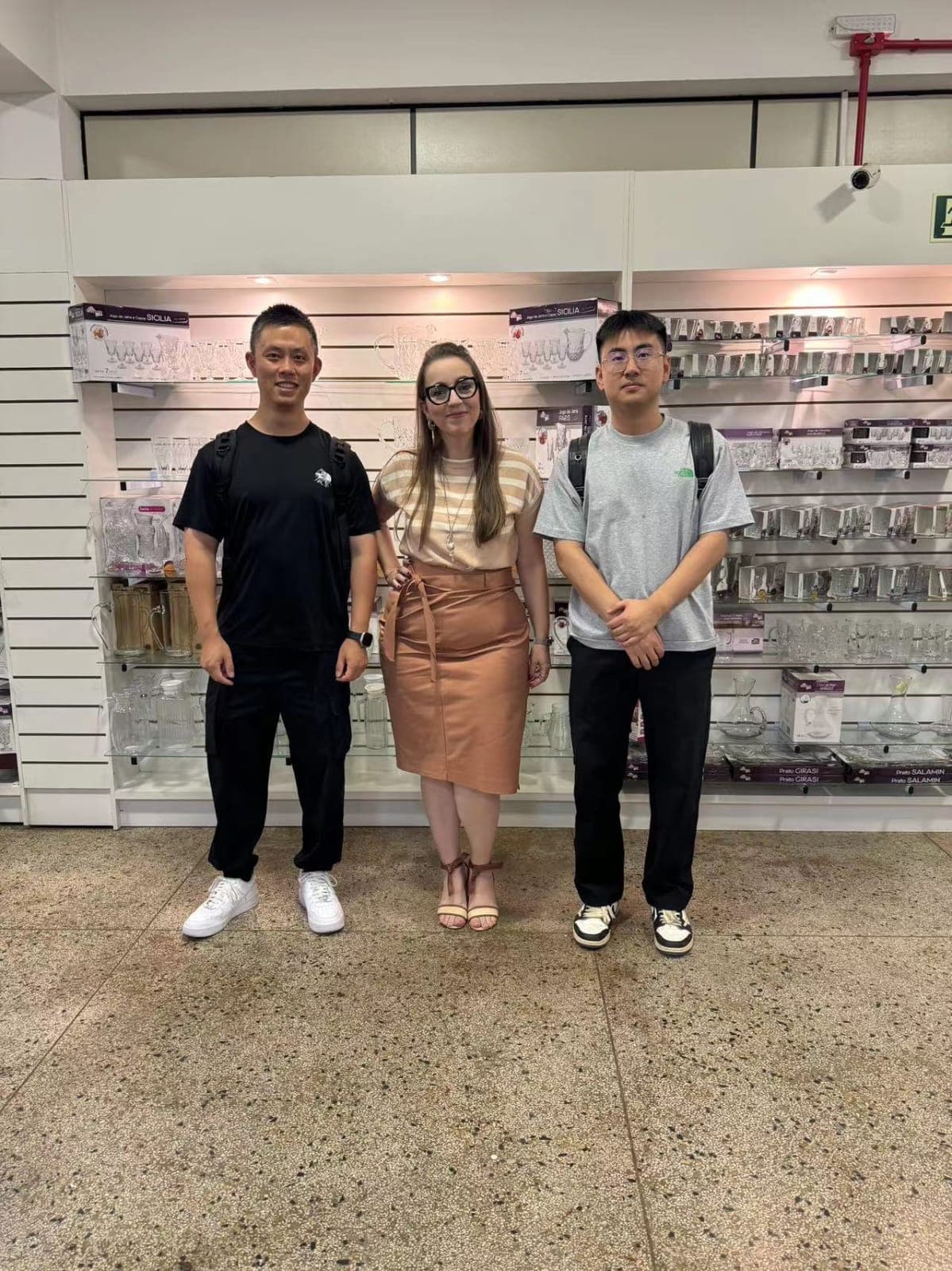 Izabela com fornecedores em showroom de artigos de vidro
